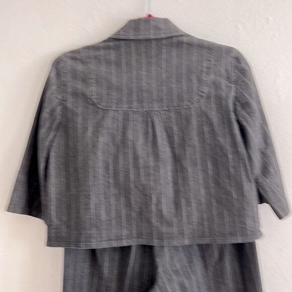 Larry Levine Two Piece Gray and White Pin Stripe Short Sleeve Pant Suit PS - Picture 6 of 12